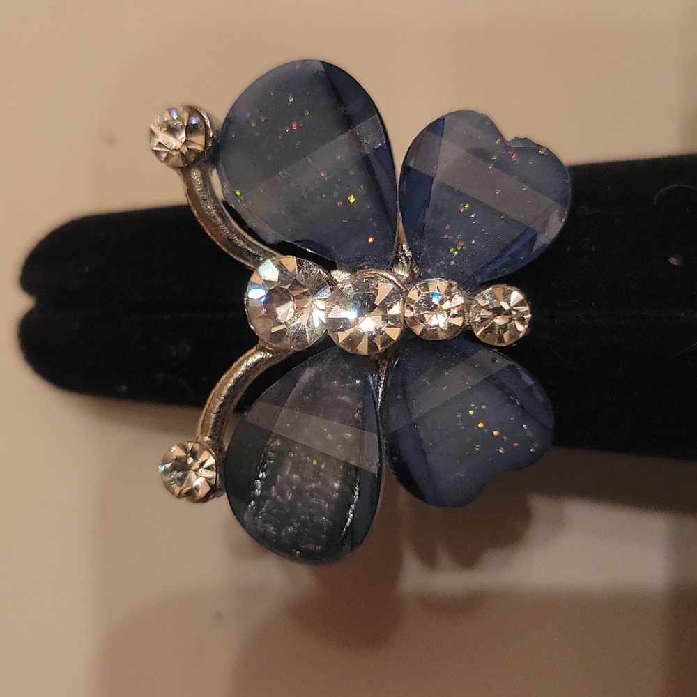 Butterfly adjustable ring